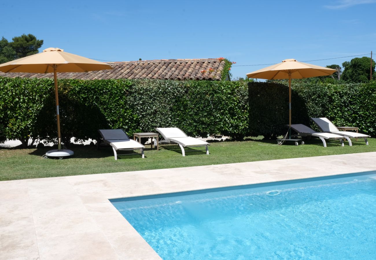 Mas provençal avec piscine, 2 chambres, 2 salles de bains et terrasse