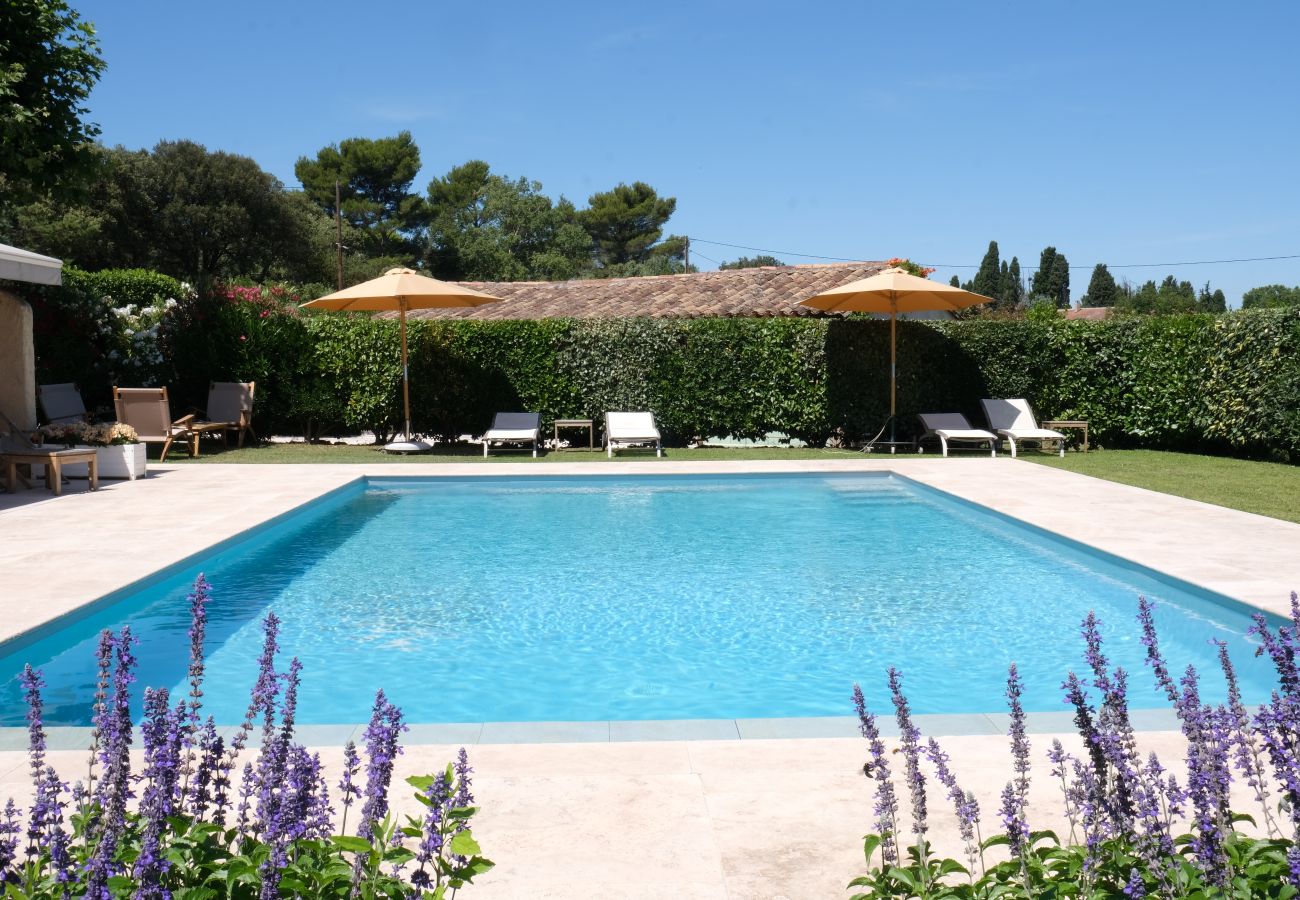 Mas provençal avec piscine, 2 chambres, 2 salles de bains et terrasse