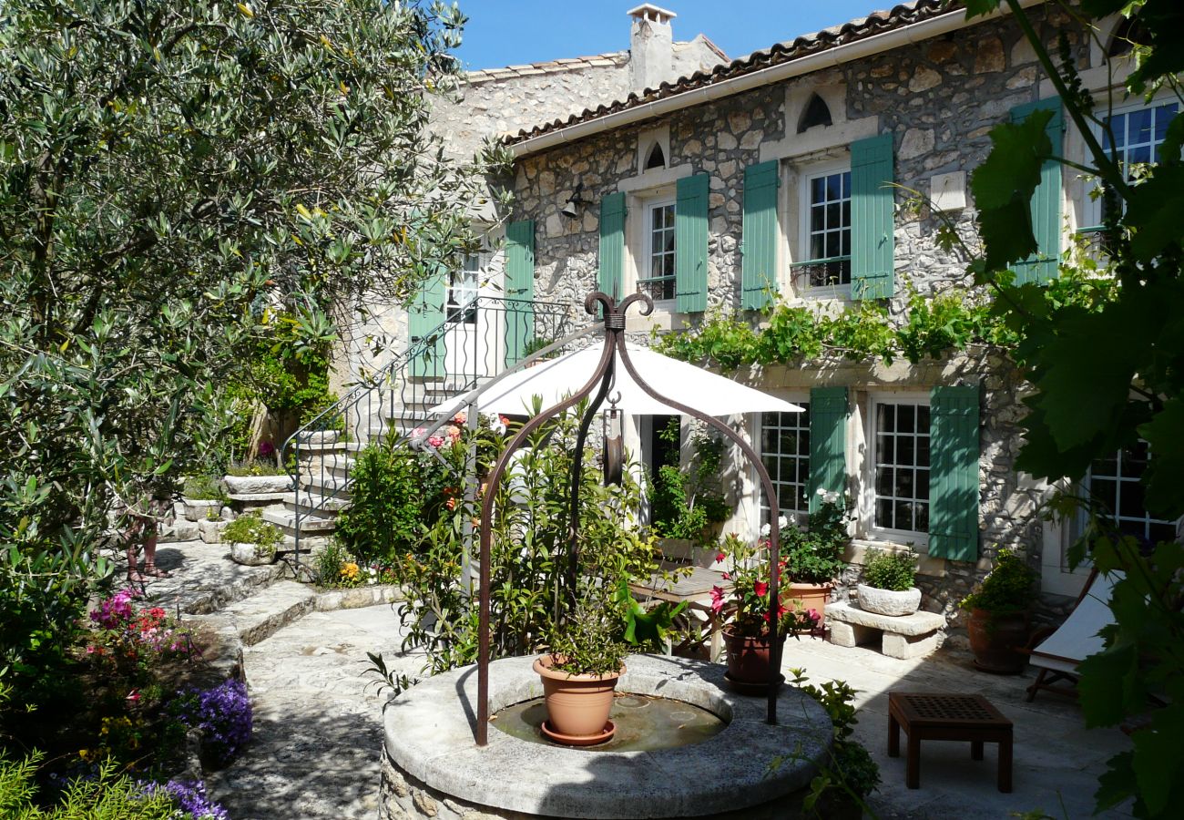 Mas provençal avec piscine, 2 chambres, 2 salles de bains et terrasse 