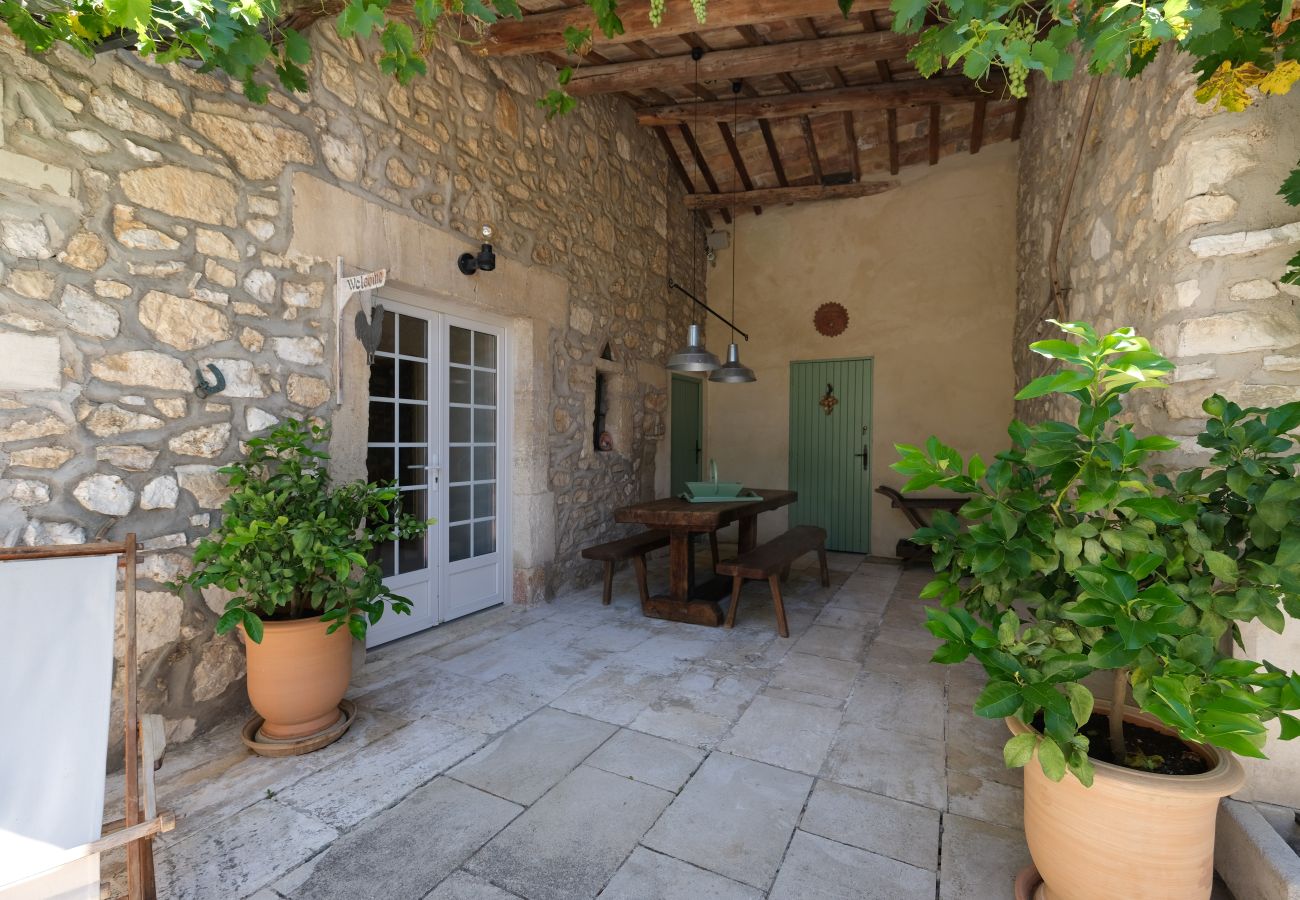 Mas provençal avec piscine, 2 chambres, 2 salles de bains et terrasse