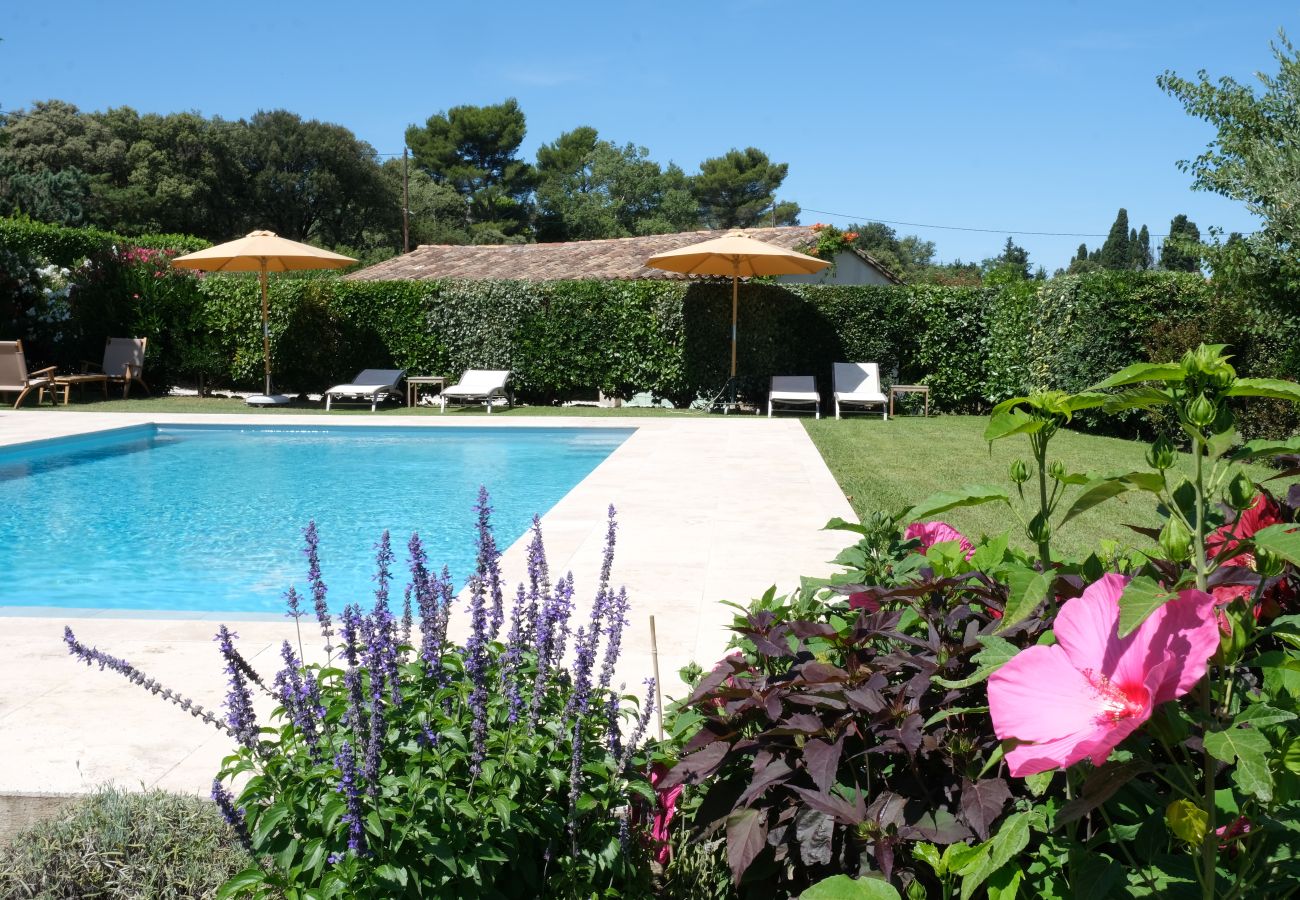 Mas provençal avec piscine, 2 chambres, 2 salles de bains et terrasse