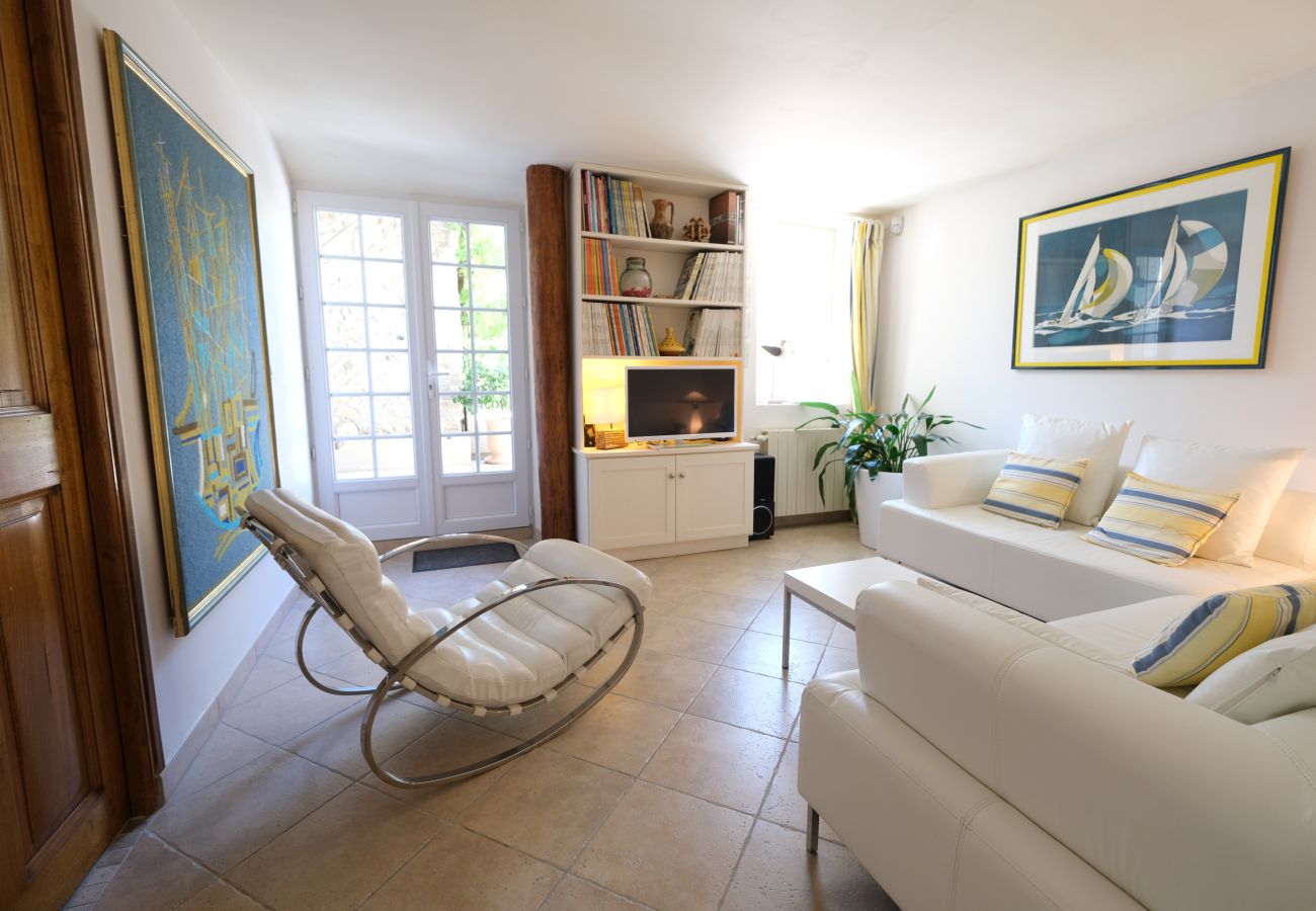 Mas provençal avec piscine, 2 chambres, 2 salles de bains et salon