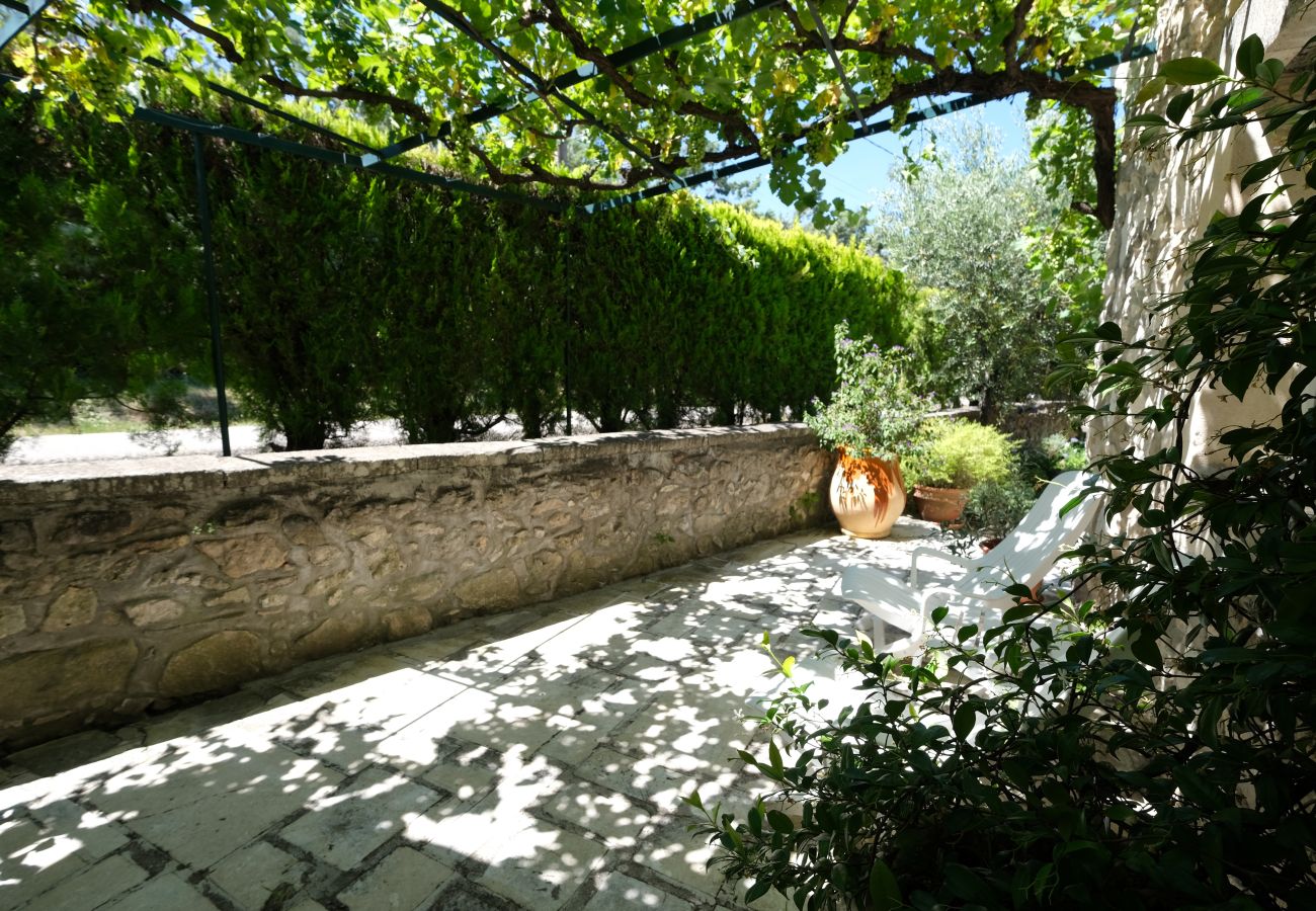 Mas provençal avec piscine, 2 chambres, 2 salles de bains et terrasse