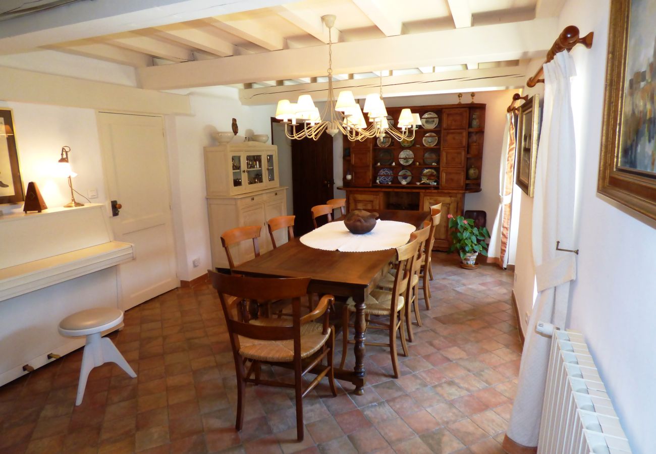 Mas provençal avec piscine, 2 chambres, 2 salles de bains avec une salle à manger