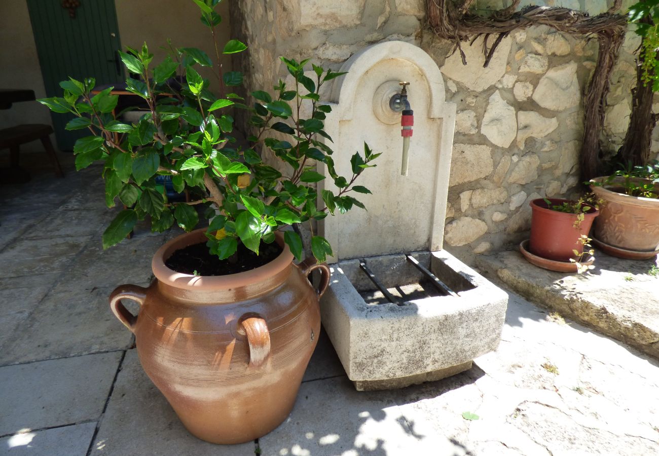 Mas provençal avec piscine, 2 chambres, 2 salles de bains et terrasse