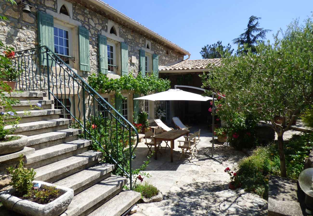 Mas provençal avec piscine, 2 chambres, 2 salles de bains et terrasse