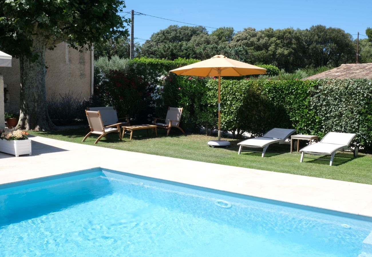 Mas provençal avec piscine, 2 chambres, 2 salles de bains et terrasse