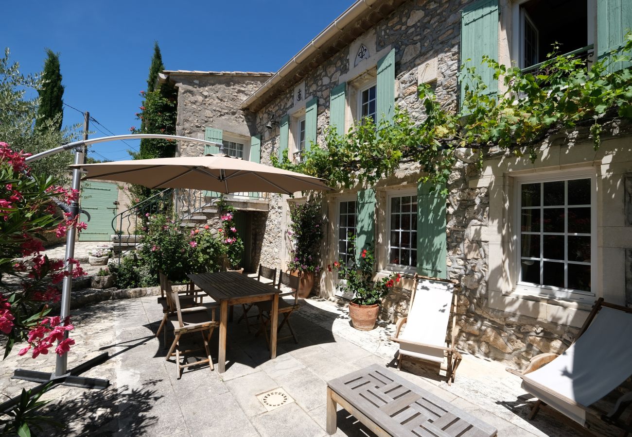  Mas provençal avec piscine, 2 chambre, 2 salles de bain et terrasse