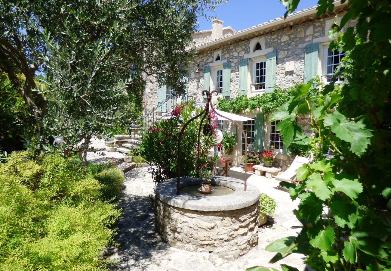 Mas provençal avec piscine, 2 chambres, 2 salles de bains et terrasse