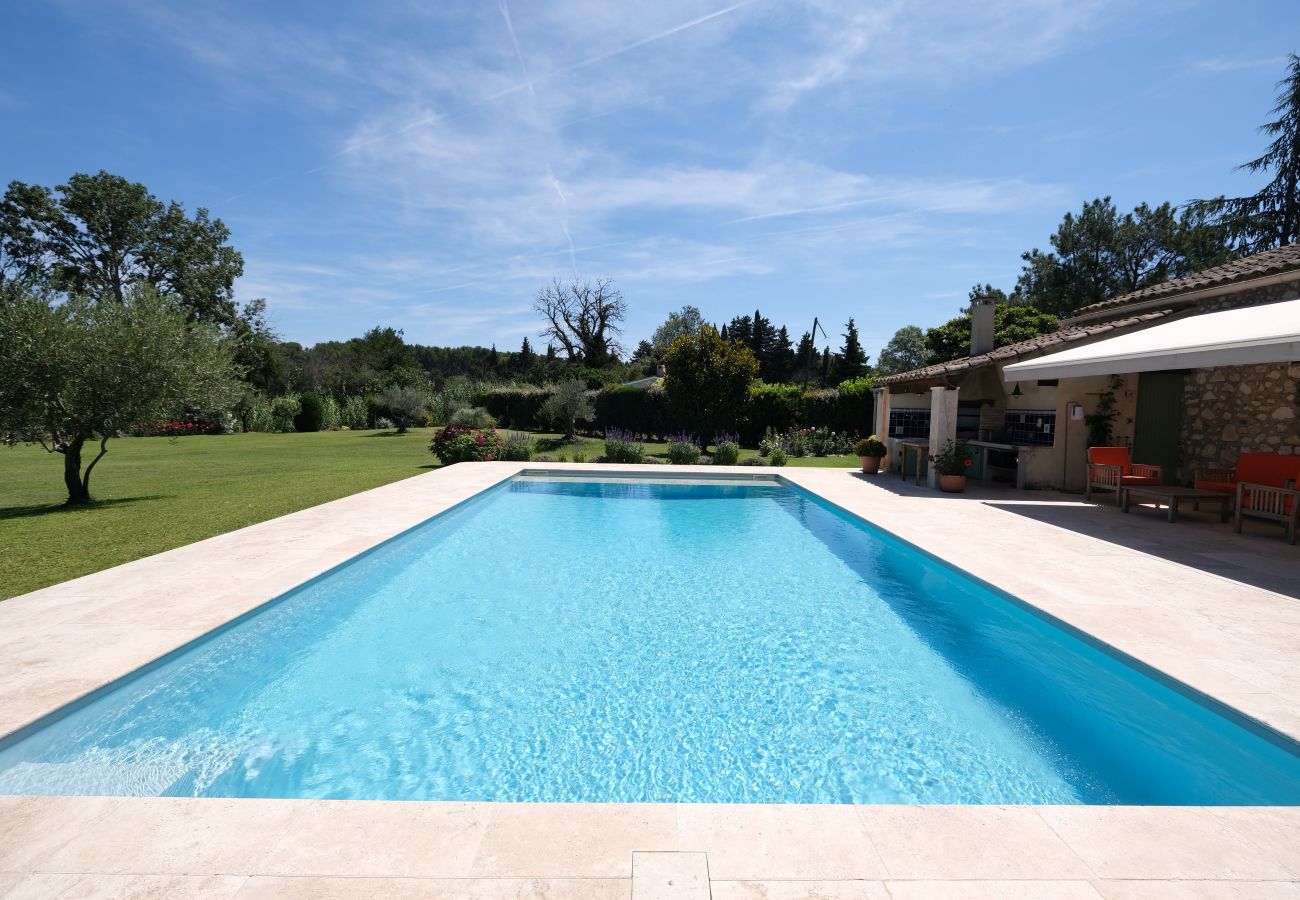 Mas provençal avec piscine, 2 chambres, 2 salles de bains et terrasse