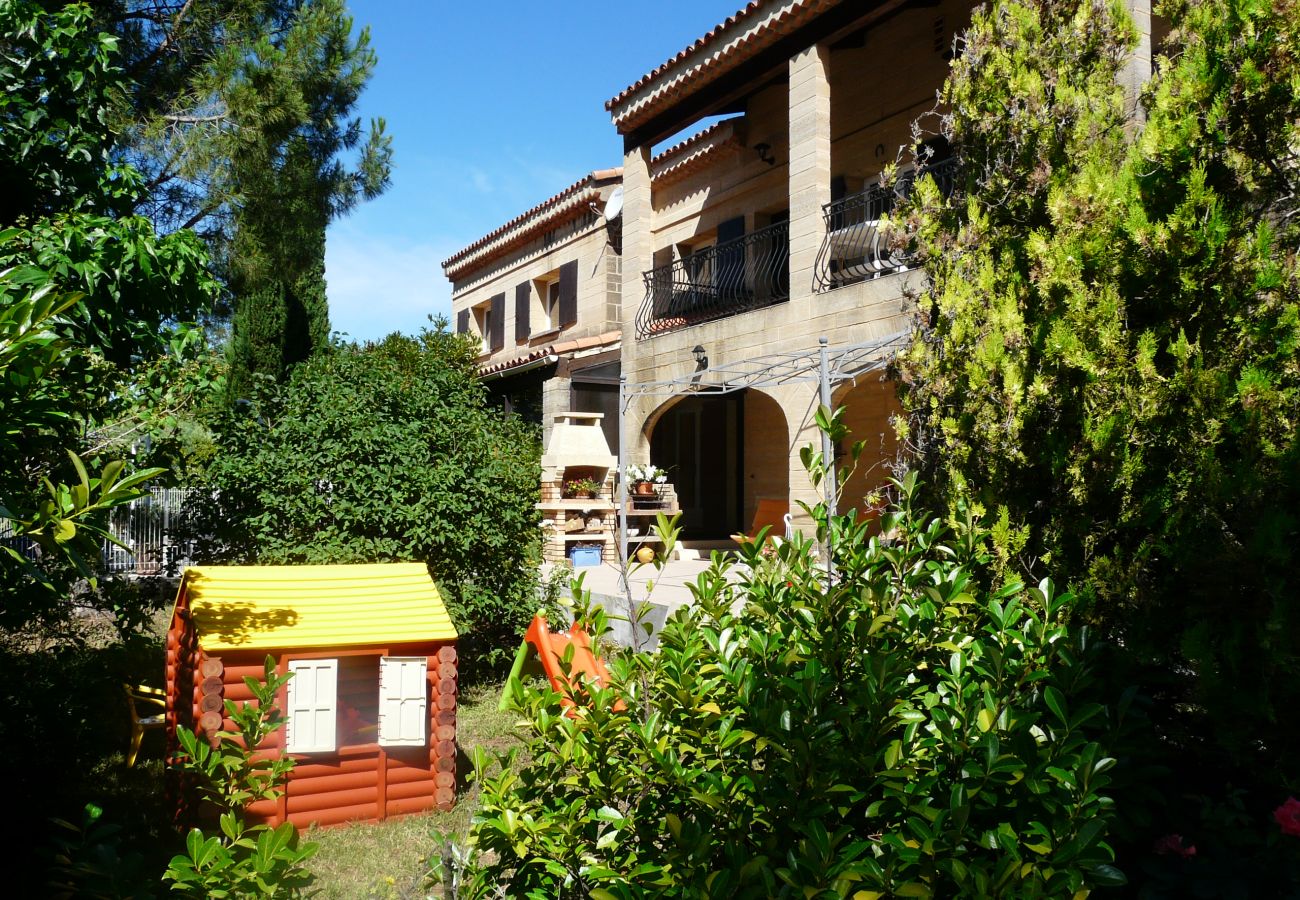 Location vacances CHATEAUNEUF LE ROUGE maison à louer façade