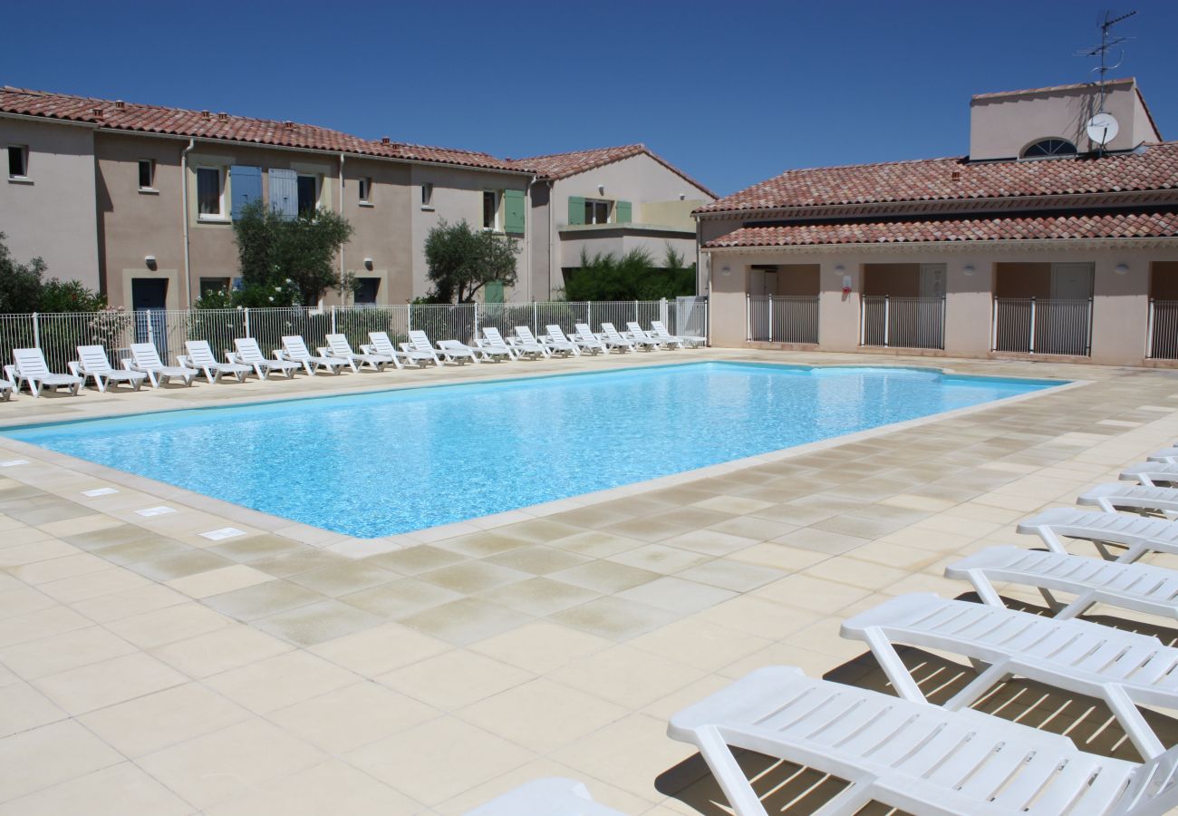 Location Vacances MOURIES gite avec piscine a louer 4 personnes terrasse