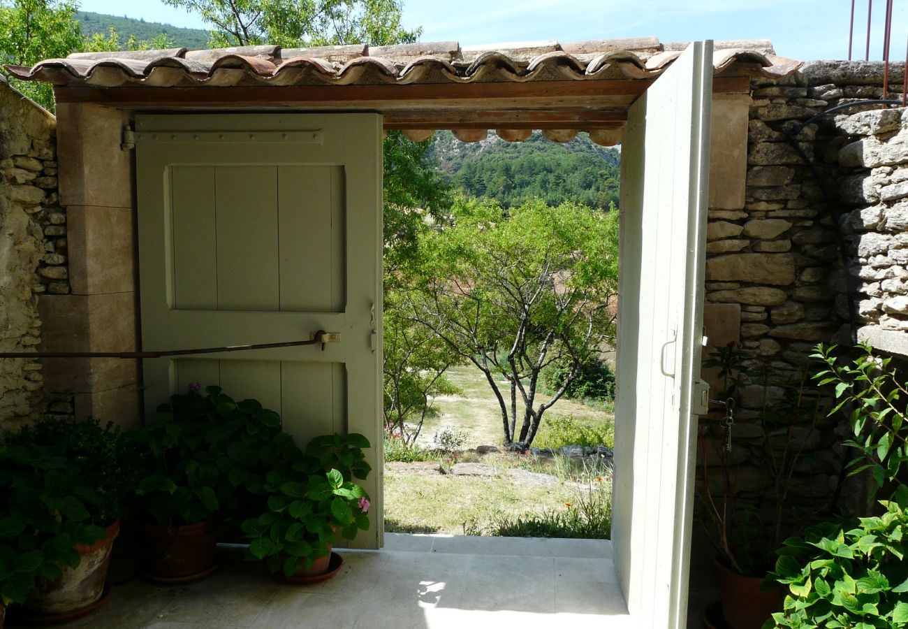 Ferme à Lacoste - Location vacances maison piscine LACOSTE LS2-239