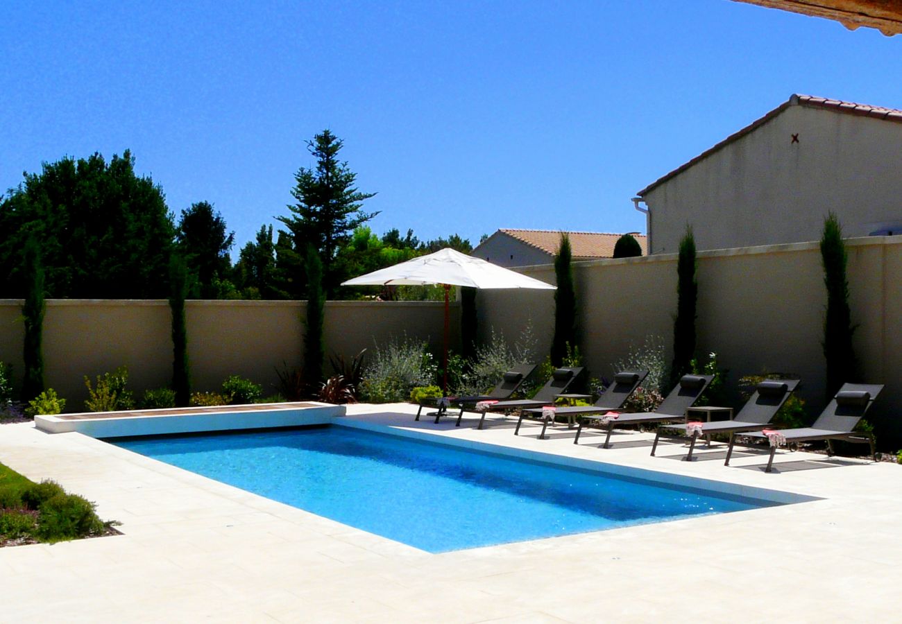 location Mas provençal avec piscine 4 chambres 4 salles de bains grande terrasse 