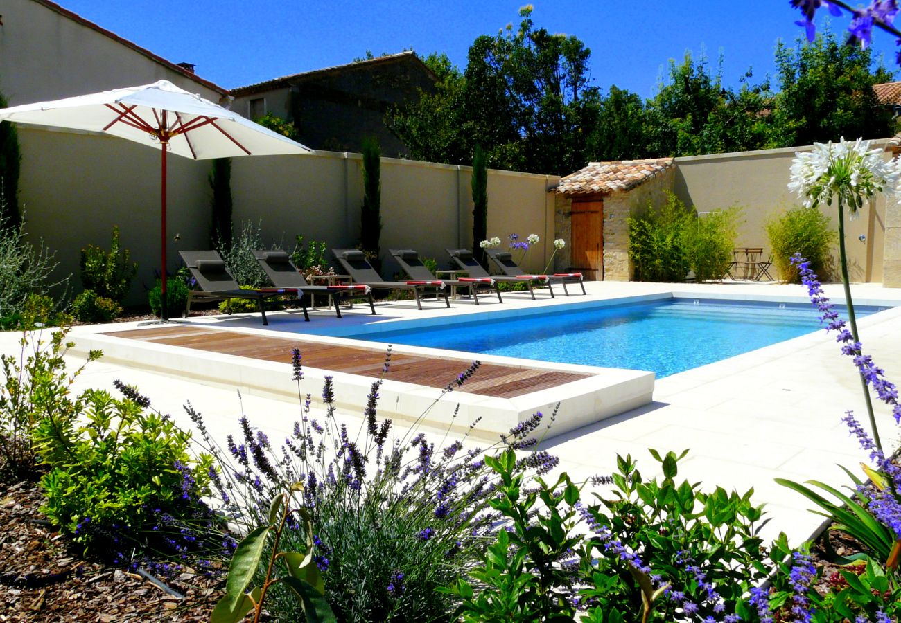 location Mas provençal avec piscine 4 chambres 4 salles de bains avec une grande terrasse