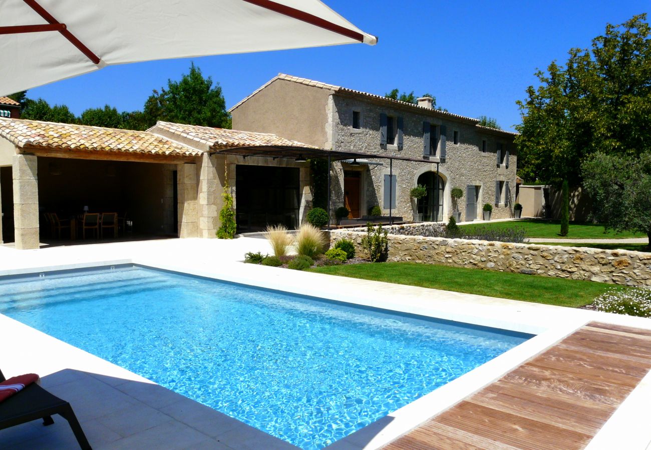  location Mas provençal avec piscine 4 chambres 4 salles de bains très grand jardin