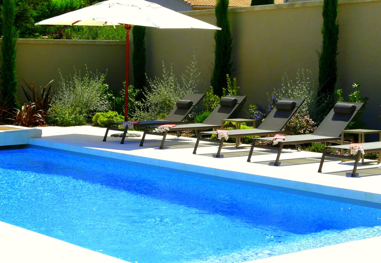 location Mas provençal avec piscine 4 chambres 4 salles de bains grande terrasse