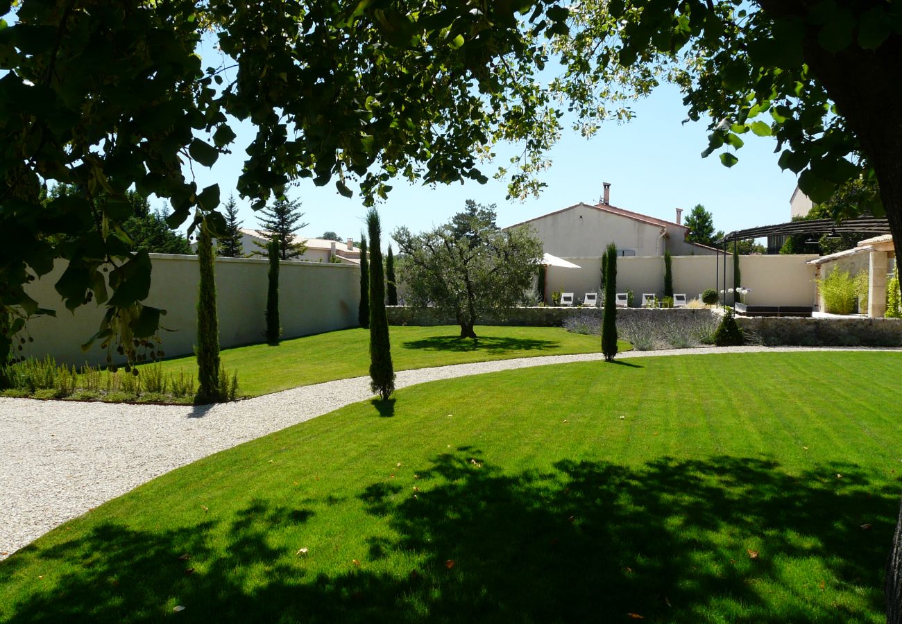 location Mas provençal avec piscine 4 chambres 4 salles de bains avec un beau jardin et une grande terrasse