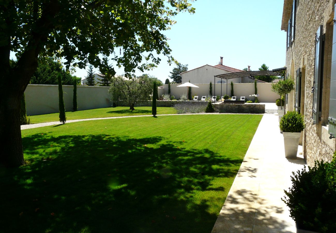  location Mas provençal avec piscine 4 chambres 4 salles de bains avec grand jardin