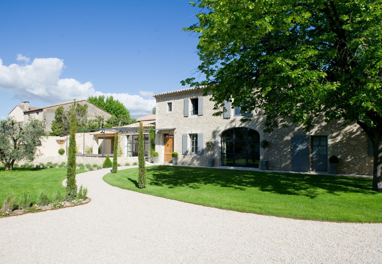 location Mas provençal avec piscine 4 chambres 4 salles de bains grand jardin