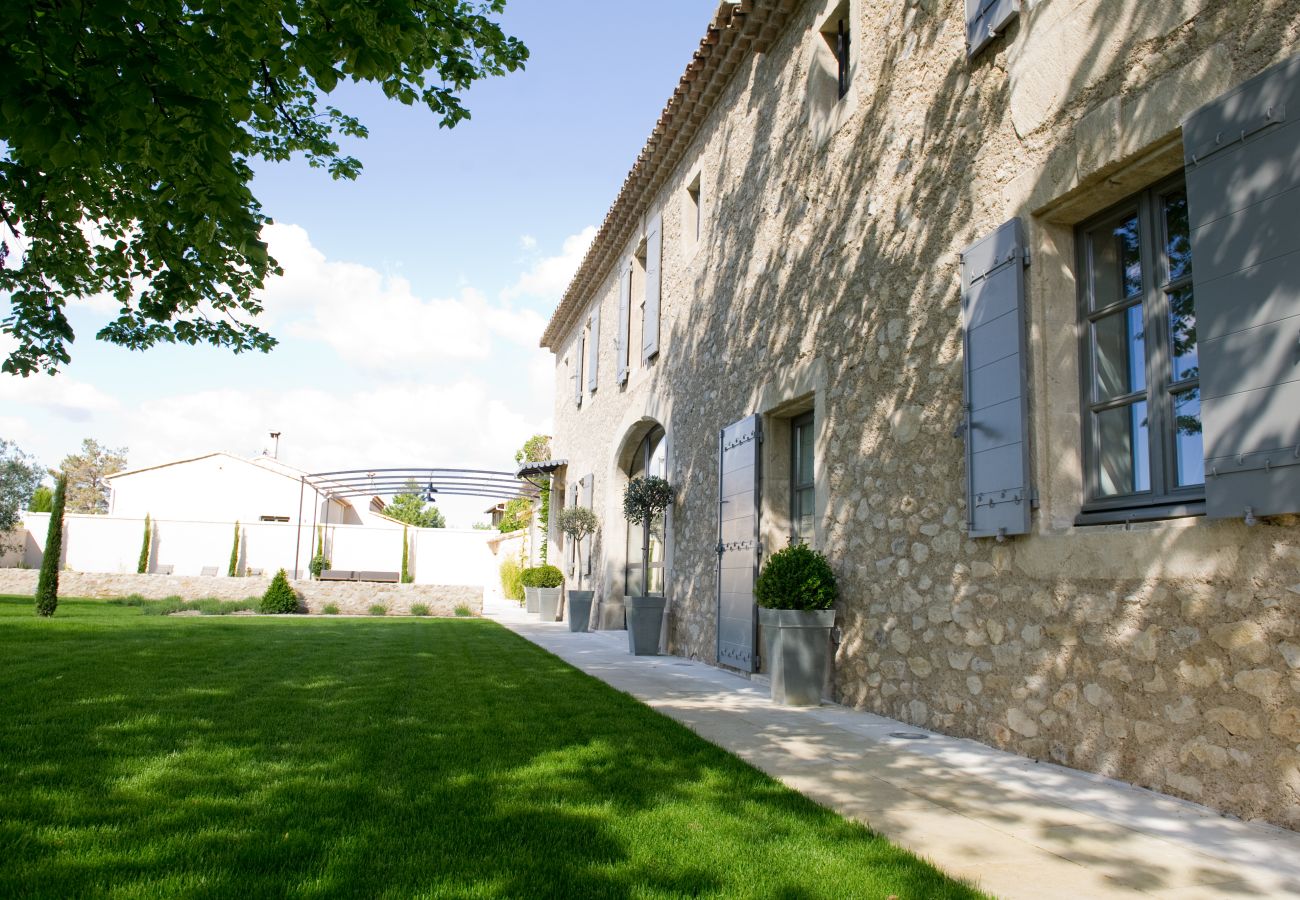 location Mas provençal avec piscine 4 chambres 4 salles de bains avec un grand jardin