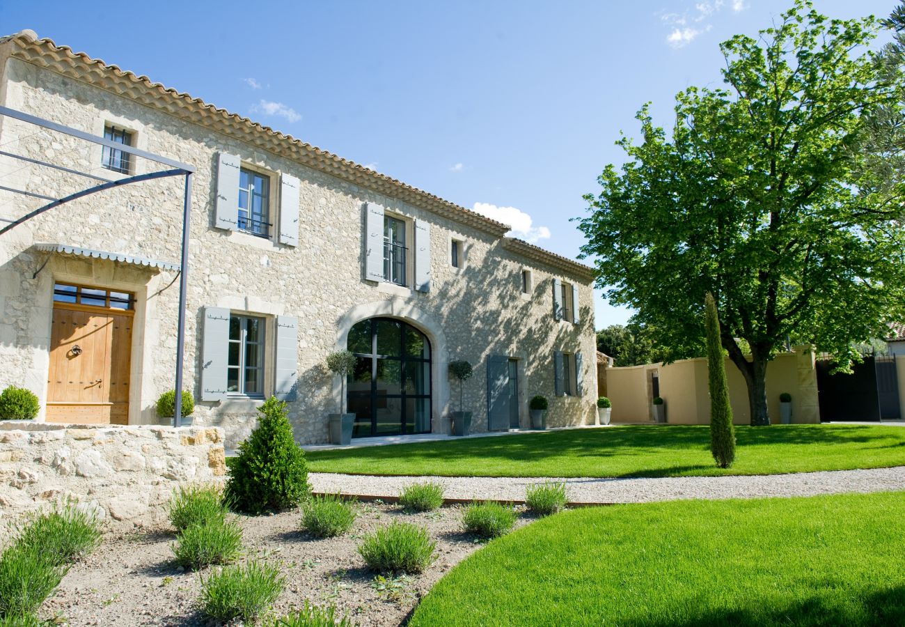 location Mas provençal avec piscine 4 chambres 4 salles de bains 