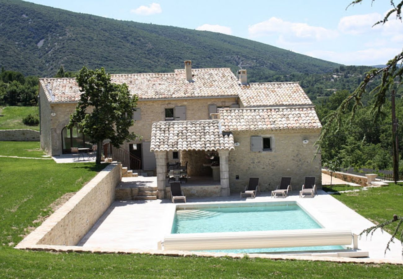 Location vacances BONNIEUX batisse à louer piscine