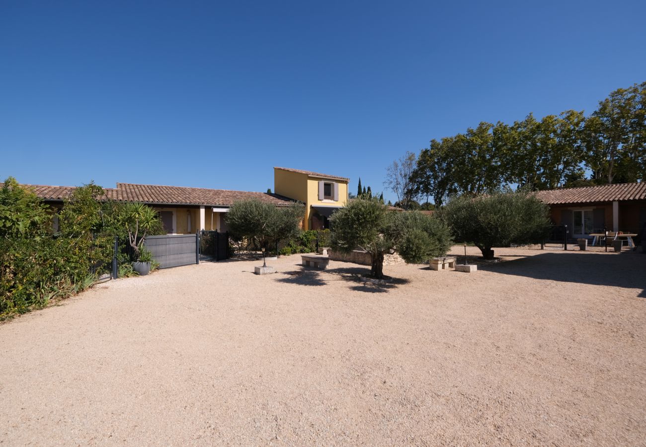 Résidence à Fontvieille - Location vacances Gite piscine FONTVIEILLE LS1-415