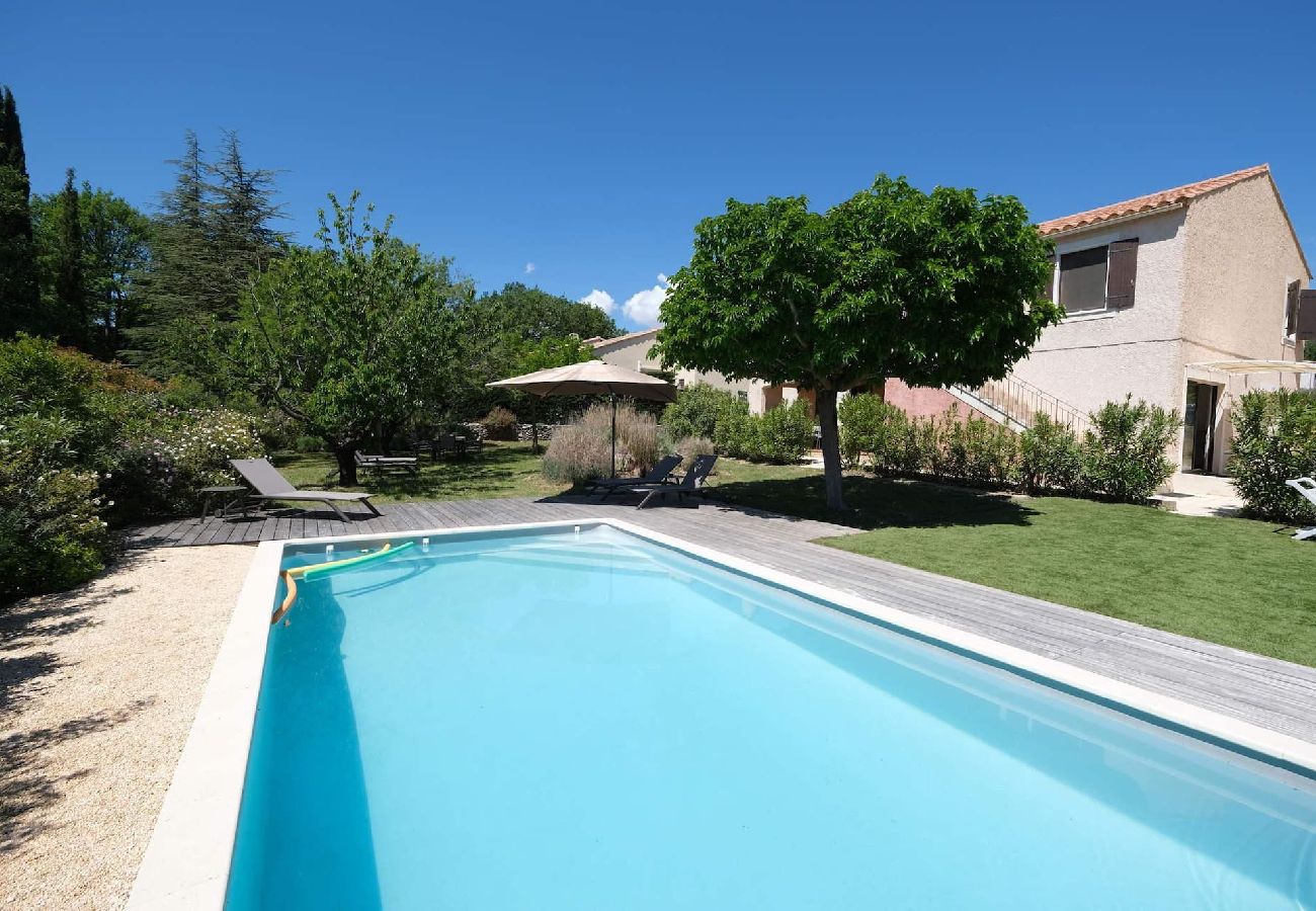 Location vacances SAINT SATURNIN LES APT maison à louer piscine chauffee