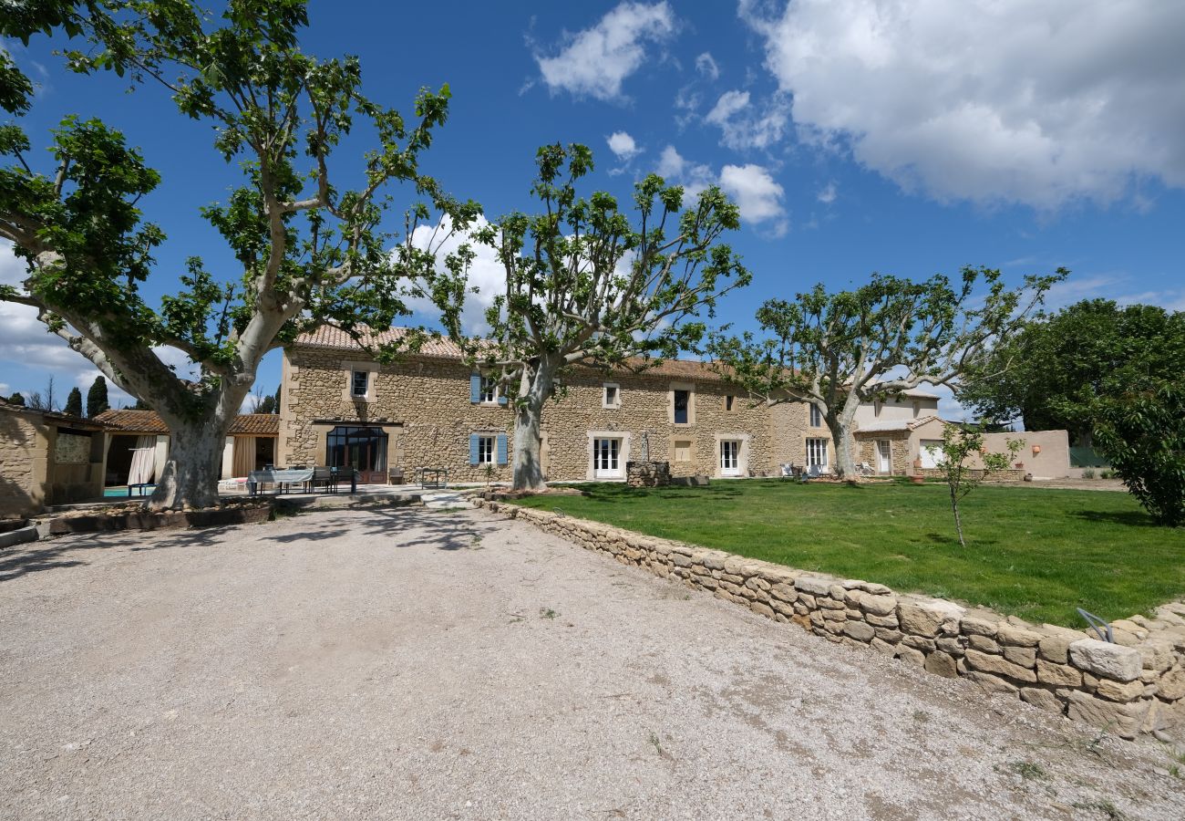 Ferme à Sénas - Location vacances maison piscine LAMANON LS1-443