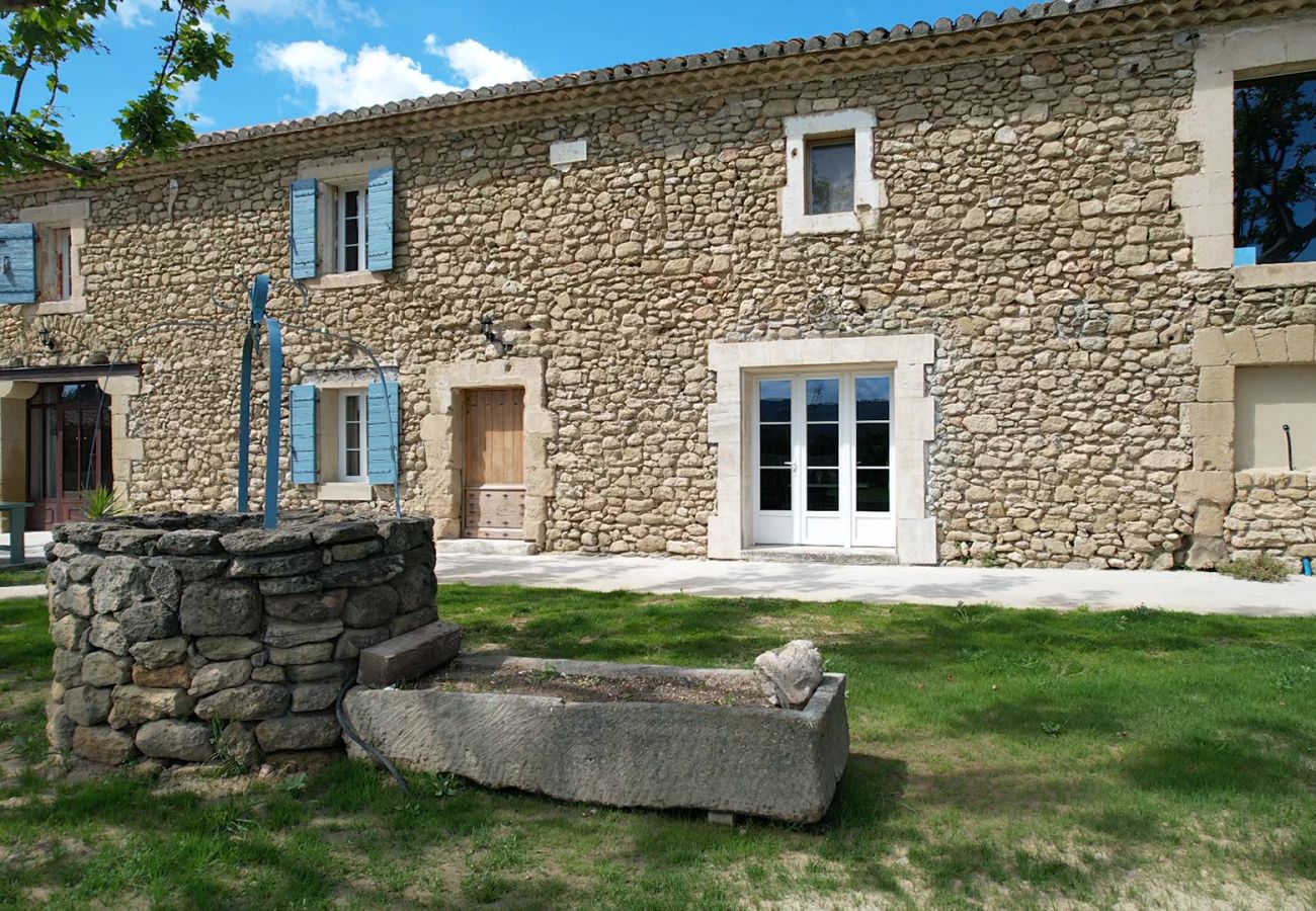 Ferme à Sénas - Location vacances maison piscine LAMANON LS1-443